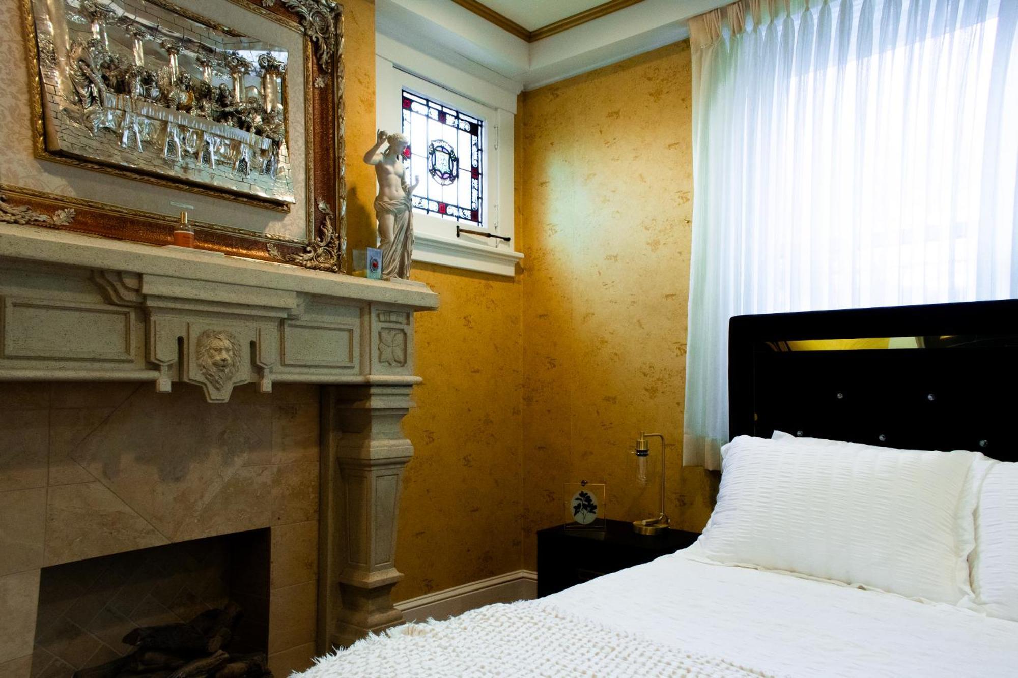 Chateau Art Deco * Connellsville
